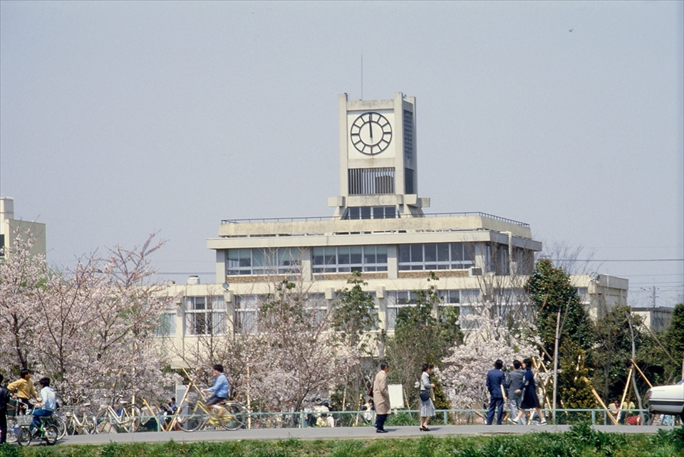 春の越谷・正門遠景（1983年）