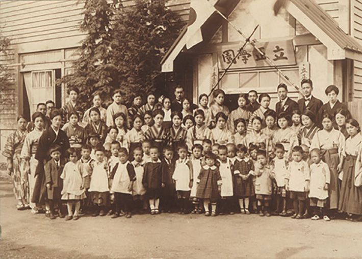 写真：創立当時の立正幼稚園 入園式の様子