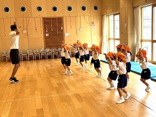 
                    
                      体力遊び　～ひよこ組～
                    
                    
