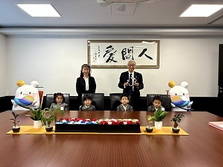 
                    
                      リースをお届け　～お芋の蔓を使って～
                    
                    