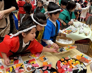 
                    
                      おみせやさんごっこ　～文教商店街の開店です！～
                    
                    