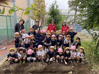 
                    
                      芋ほり　～キャンパス内の芋畑で～
                    
                    