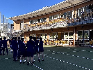 
                    
                      付属高校生との交流　～お兄さん先生・お姉さん先生～
                    
                    