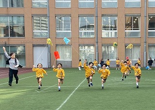 
                    
                      たこあげ　～広い中高グラウンドにて～
                    
                    