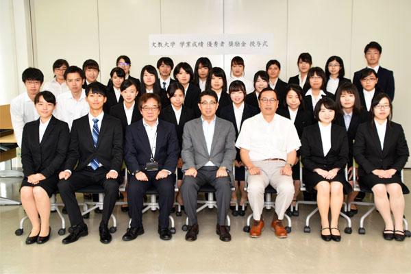 文教大学学業成績優秀者奨励金の授与式が行われました 教育 研究 文教大学