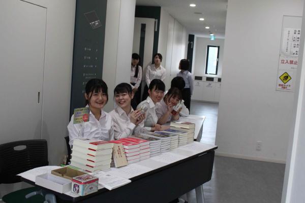 湘南校舎 情報学部メディア表現学科酒井ゼミの学生が 日本出版学会のシンポジウムで書籍販売の実習を行いました 教育 研究 文教大学