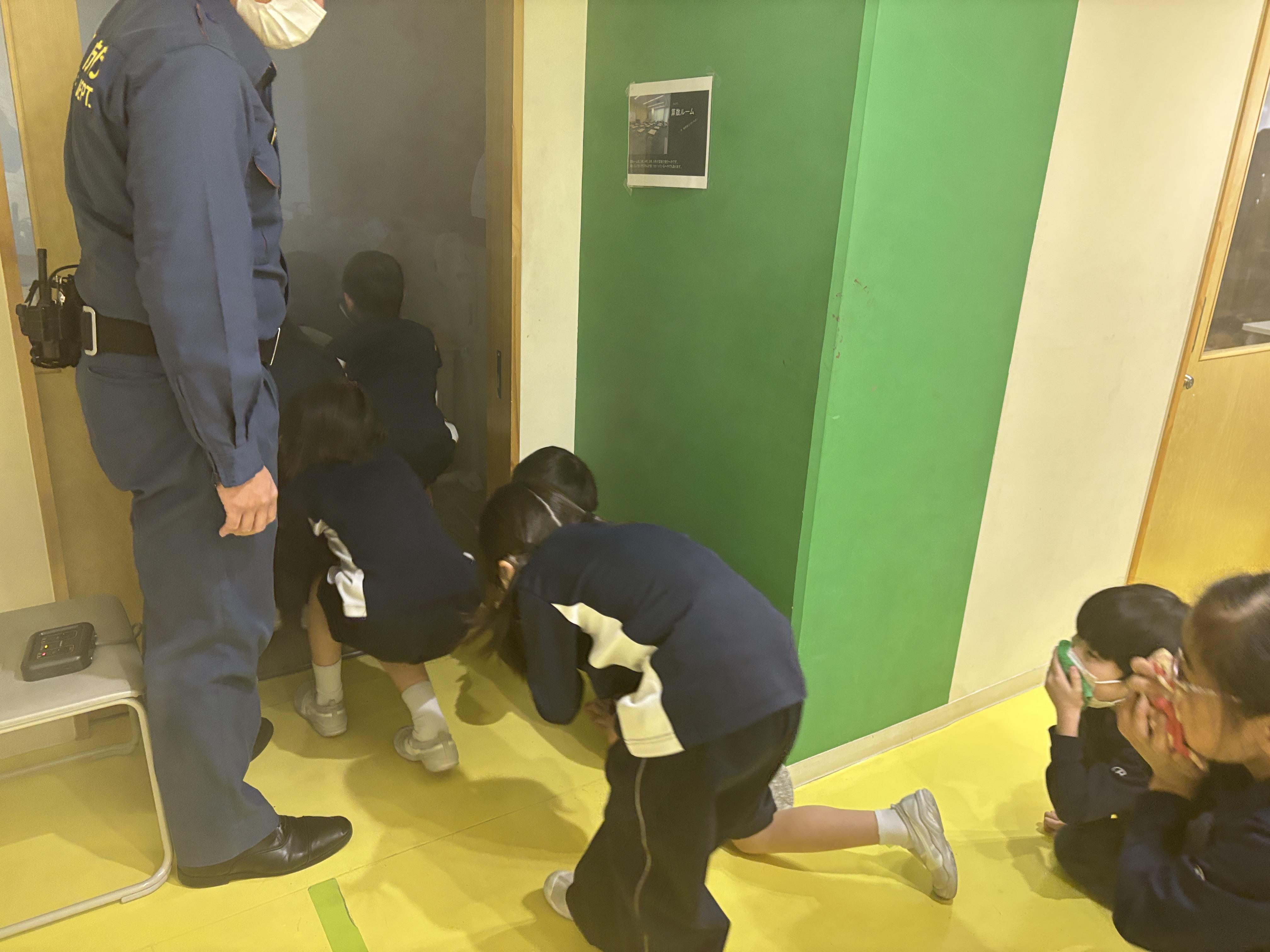 避難訓練　煙体験